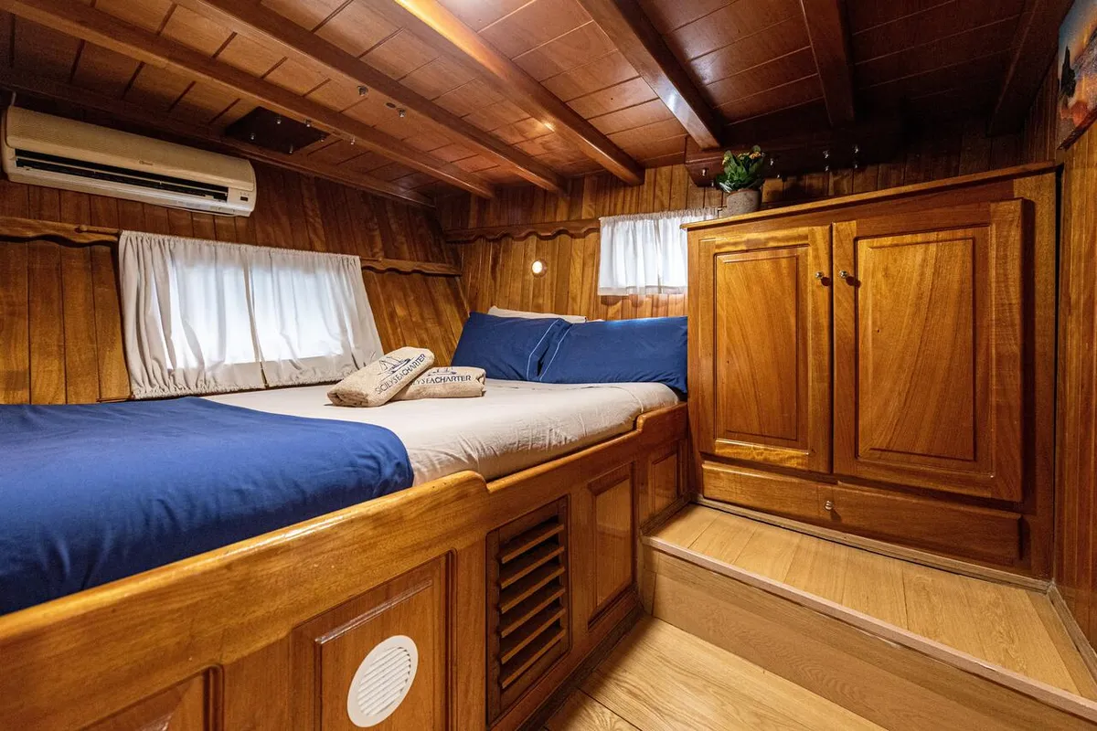 Cabin on Hande - Capo Galera, a Ticari Yacht Hande - Capo Galera yacht at Capo d'Orlando, Italy