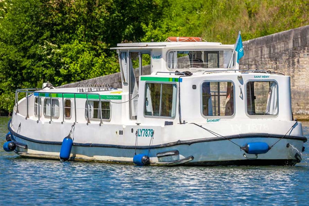 Exterior view of 1107W-34, a Pénichette 1107 motorboat at Scey-sur-Saône-et-Saint-Albin, France