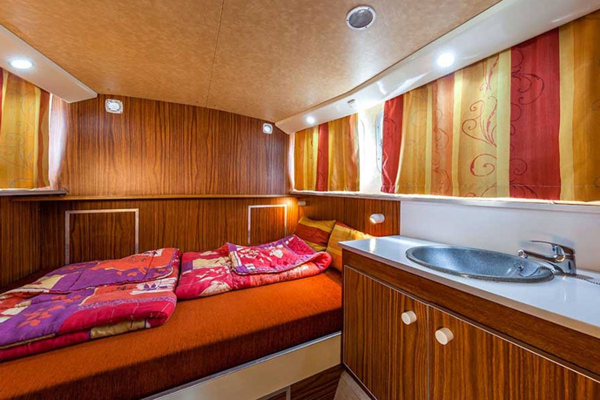 Cabin on 1107W-34, a Pénichette 1107 motorboat at Scey-sur-Saône-et-Saint-Albin, France