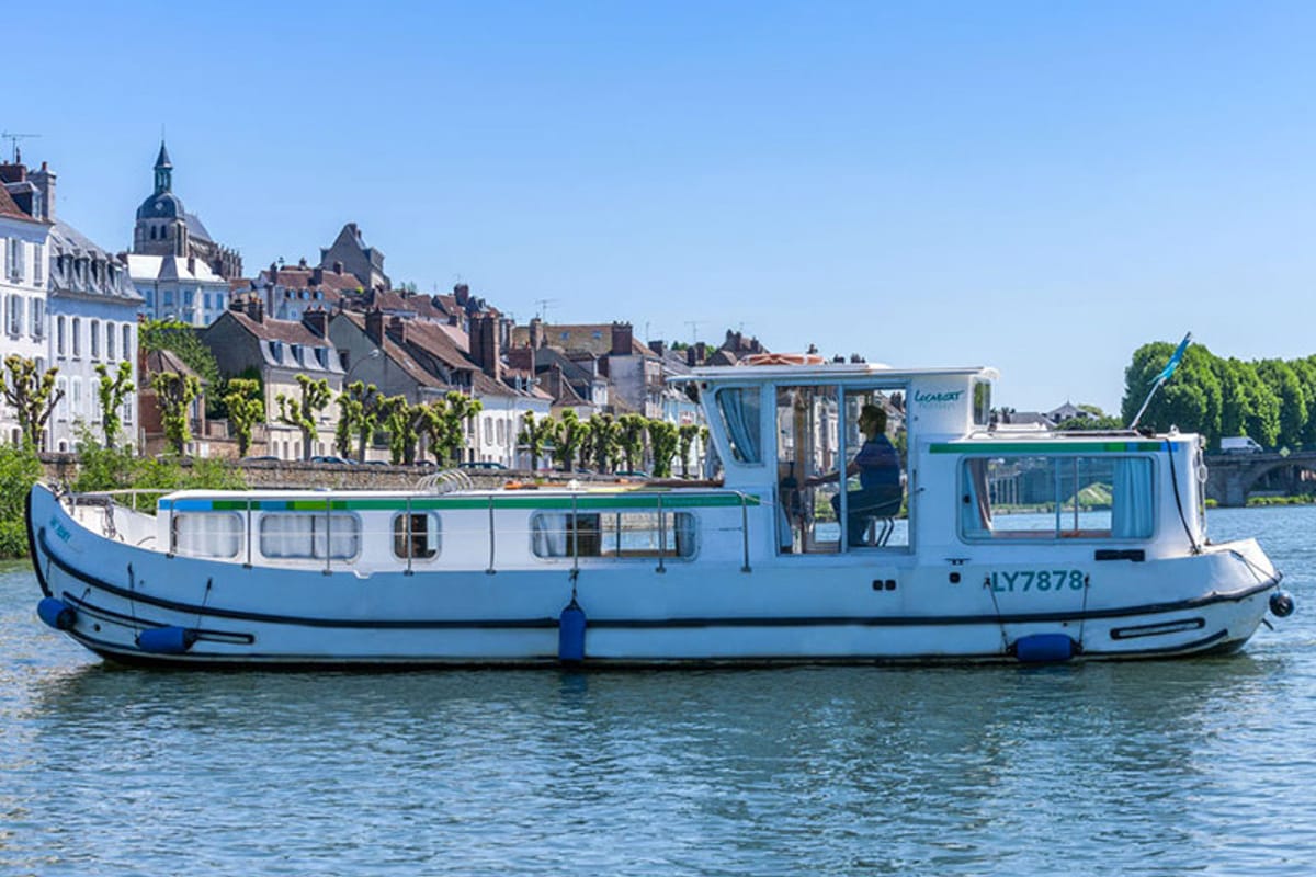 Exterior view of 1107W-34, a Pénichette 1107 motorboat at Scey-sur-Saône-et-Saint-Albin, France