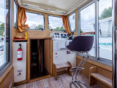 Cockpit of 1107W-34, a Pénichette 1107 motorboat at Scey-sur-Saône-et-Saint-Albin, France