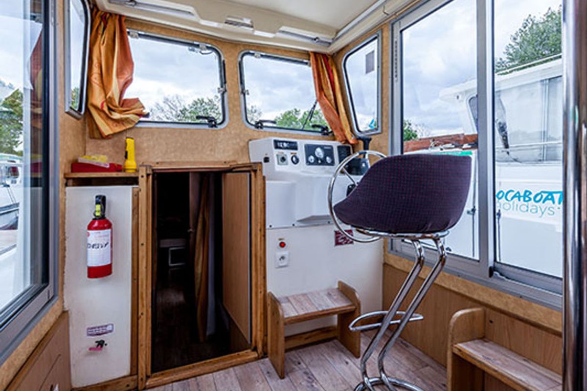 Cockpit of 1107W-34, a Pénichette 1107 motorboat at Scey-sur-Saône-et-Saint-Albin, France