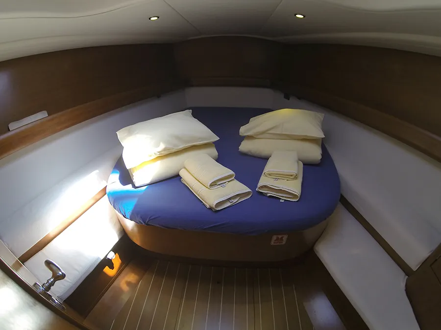 Cabin on Pingala, a Cantiere Del Pardo (Grand Soleil) Grand Soleil 45 sailboat at Grad Šibenik, Croatia