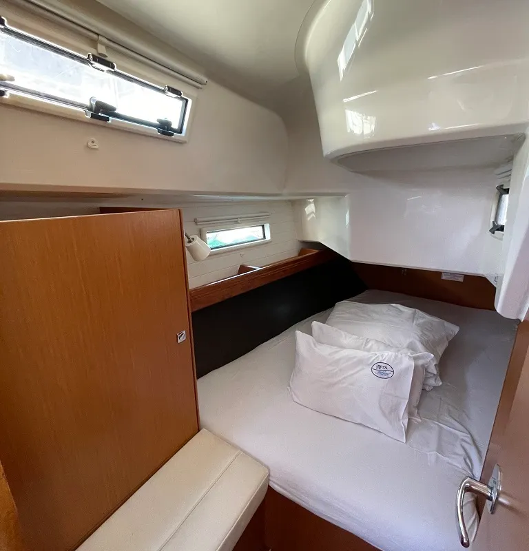 Cabin on Julia, a Bavaria Cruiser 37 sailboat at Općina Sukošan, Croatia