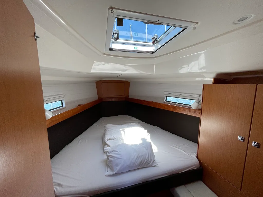 Cabin on Julia, a Bavaria Cruiser 37 sailboat at Općina Sukošan, Croatia