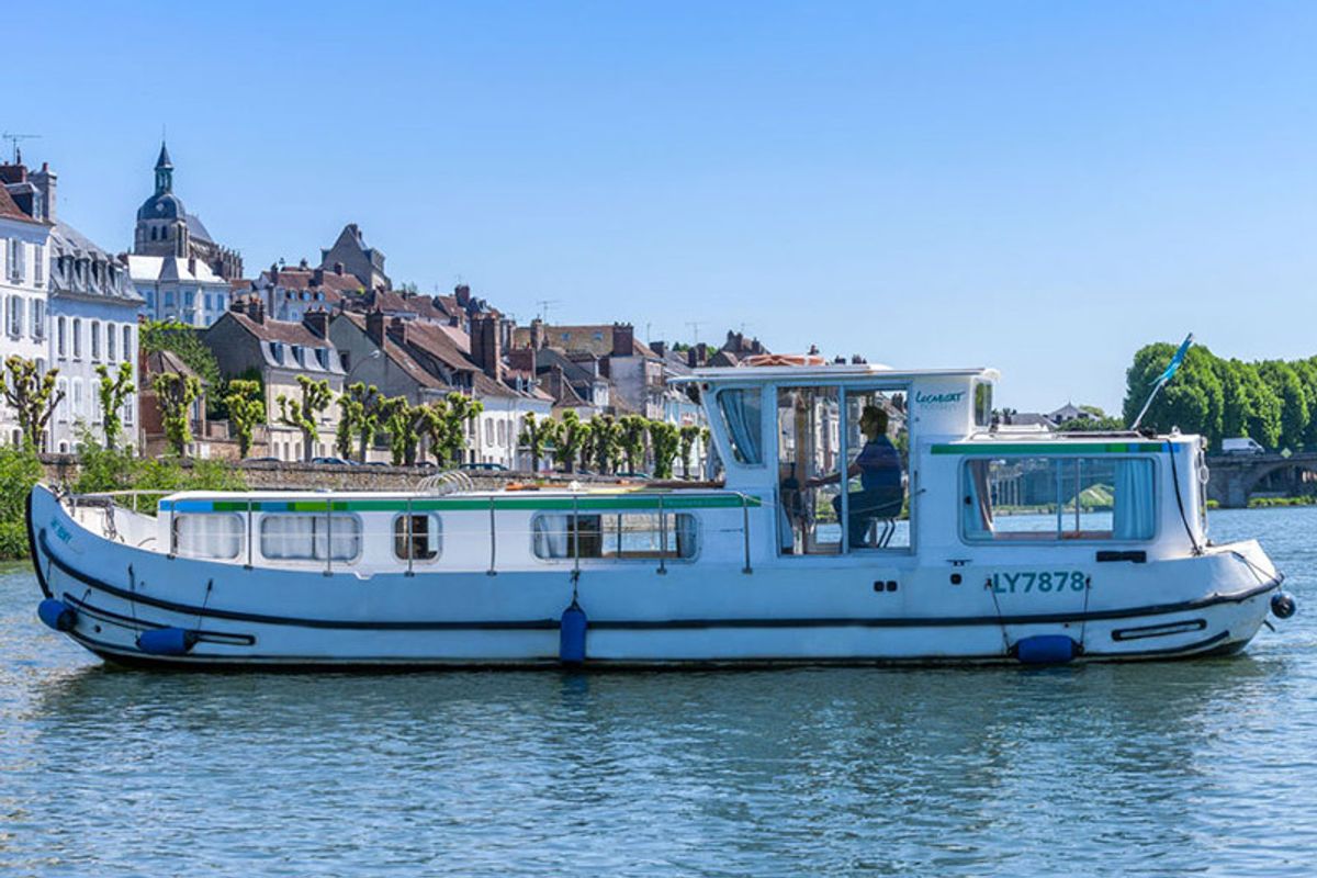 Exterior view of 1107W-126, a Pénichette 1107 motorboat at Lattes, France