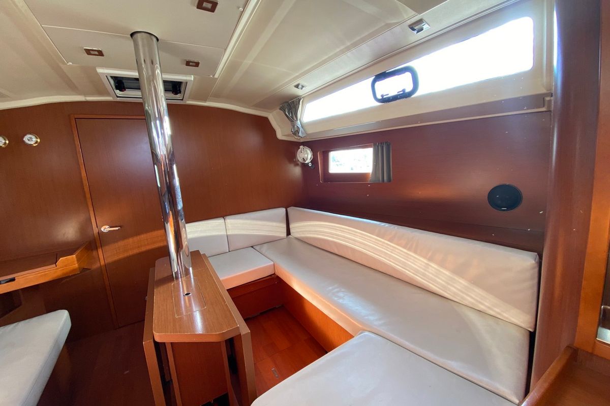Salon of IKARIA, a Beneteau Oceanis 41.1 sailboat at Municipal Unit of Nea Peramos, Greece