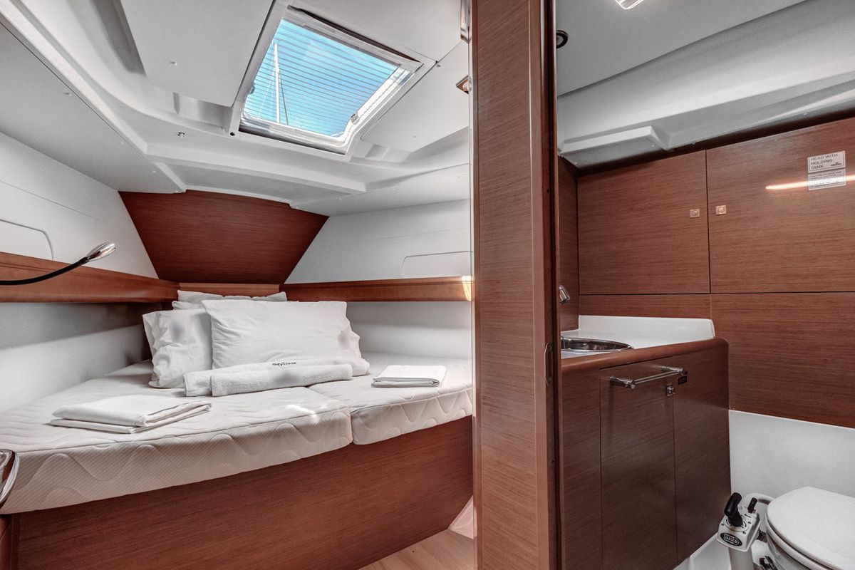 Cabin on Lionheart, a Jeanneau Sun Odyssey 419 sailboat at Kontokali, Greece