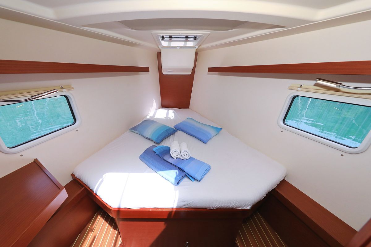 Cabin on Vivien, a Hanse Yachts Hanse 418 sailboat at Dubrovnik, Croatia