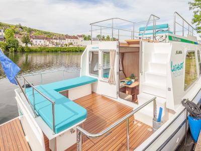 Deck of 950E-40, a Pénichette 950E motorboat at Lutzelbourg, France