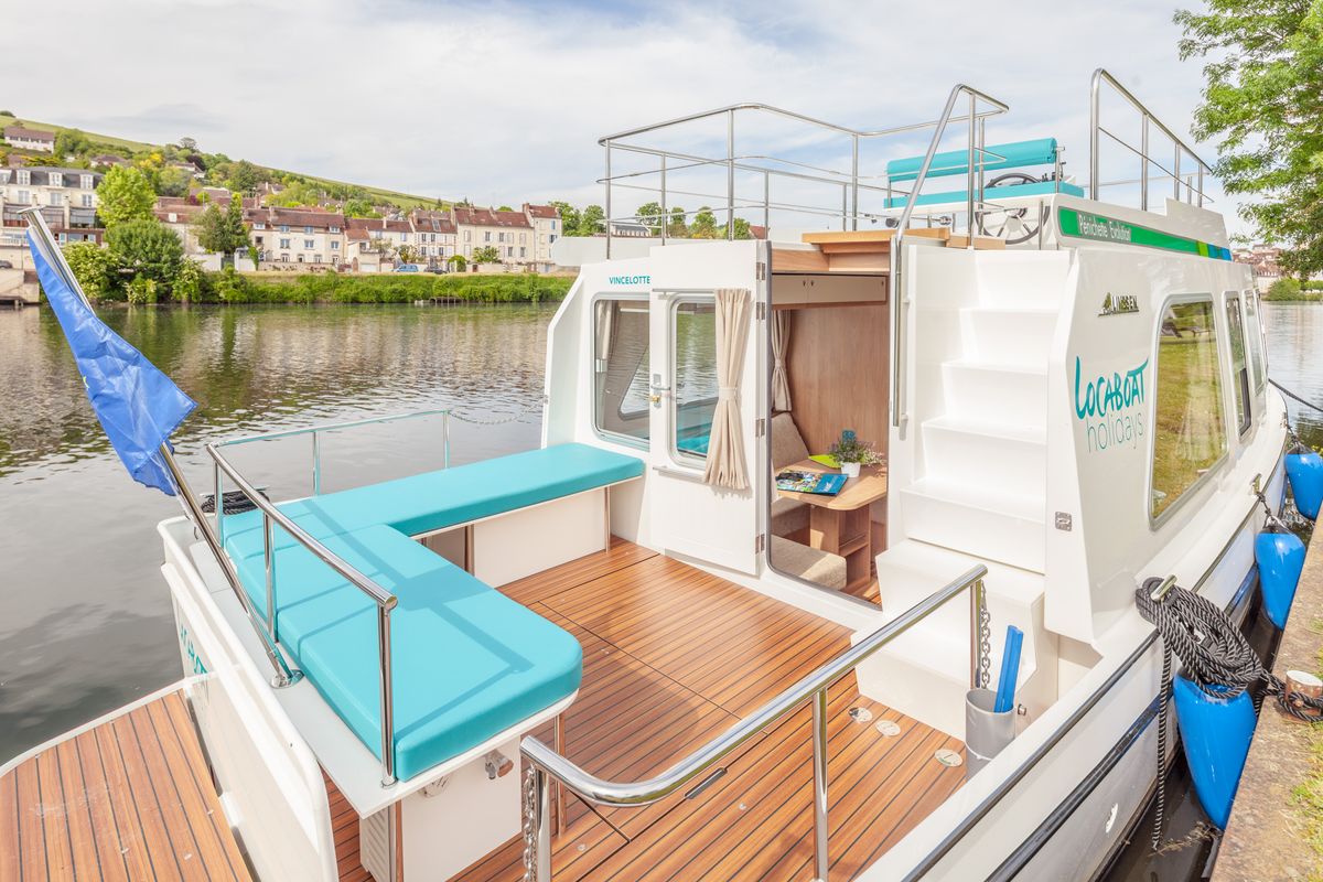 Deck of 950E-40, a Pénichette 950E motorboat at Lutzelbourg, France