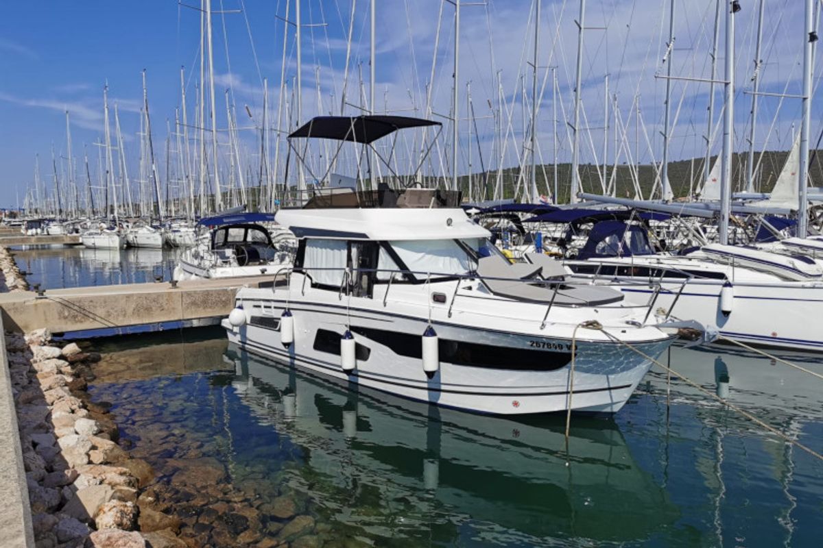 Exterior view of Mala Sirena, a Jeanneau Merry Fisher 1095 FLY motorboat at Općina Pakoštane, Croatia