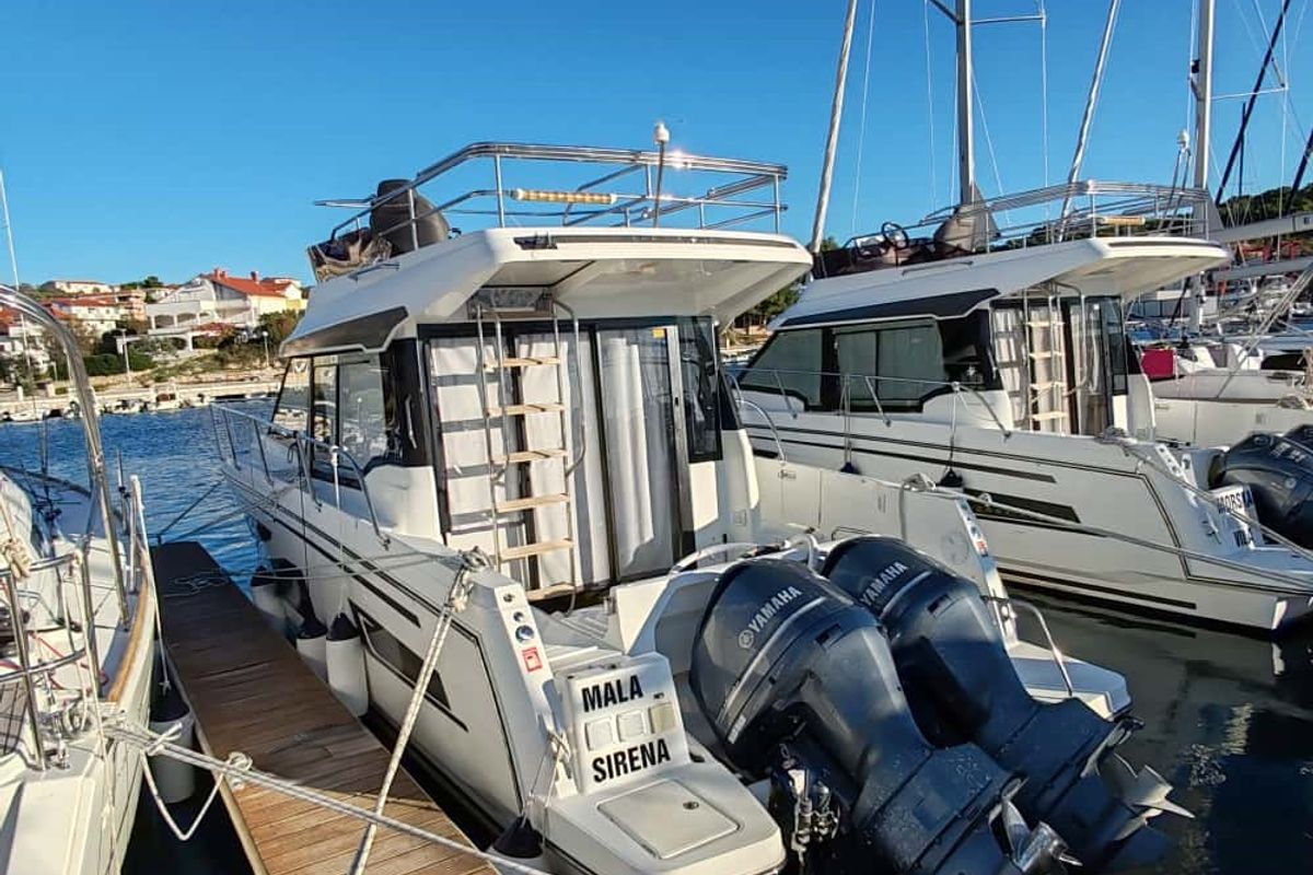 Exterior view of Mala Sirena, a Jeanneau Merry Fisher 1095 FLY motorboat at Općina Pakoštane, Croatia