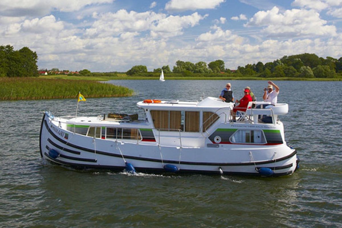 Exterior view of 1020-19, a Pénichette 1020 motorboat at Saint-Léger-sur-Dheune, France