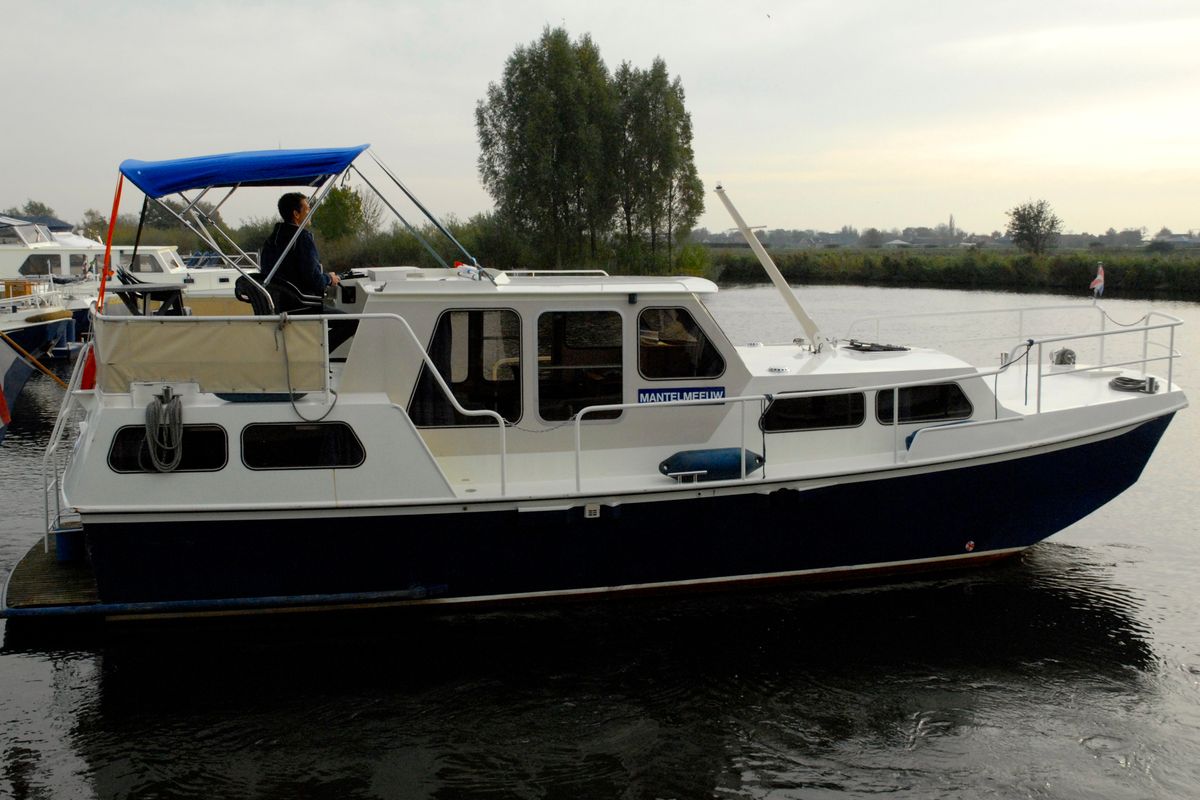 Exterior view of Mantelmeeuw, a Gulet Rogger 1000 Salon motorboat at IJsselstein, Netherlands
