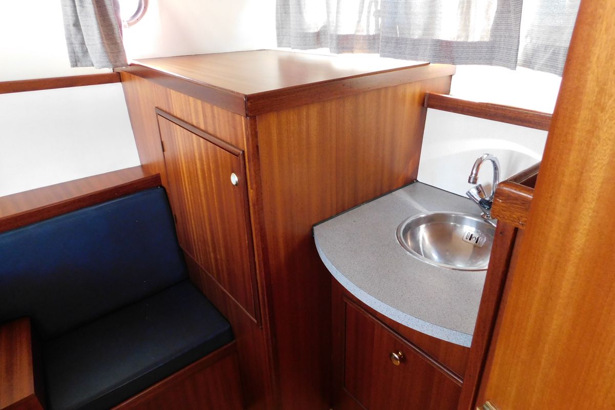 Head on Mantelmeeuw, a Gulet Rogger 1000 Salon motorboat at IJsselstein, Netherlands
