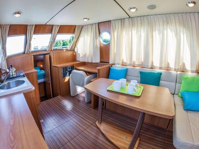 Salon of 349GS-7, a Linssen Grand Sturdy 34.9 motorboat at Dompierre-sur-Besbre, France
