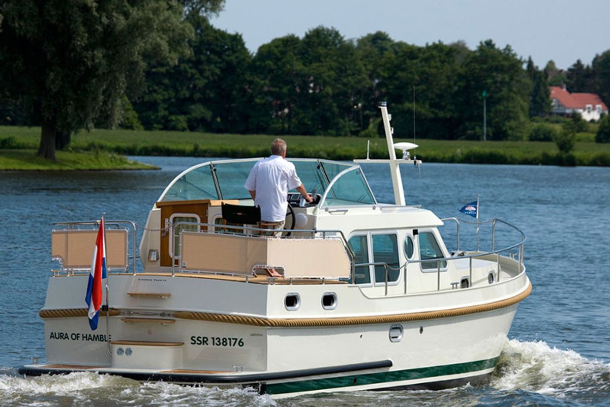 Exterior view of 349GS-7, a Linssen Grand Sturdy 34.9 motorboat at Dompierre-sur-Besbre, France