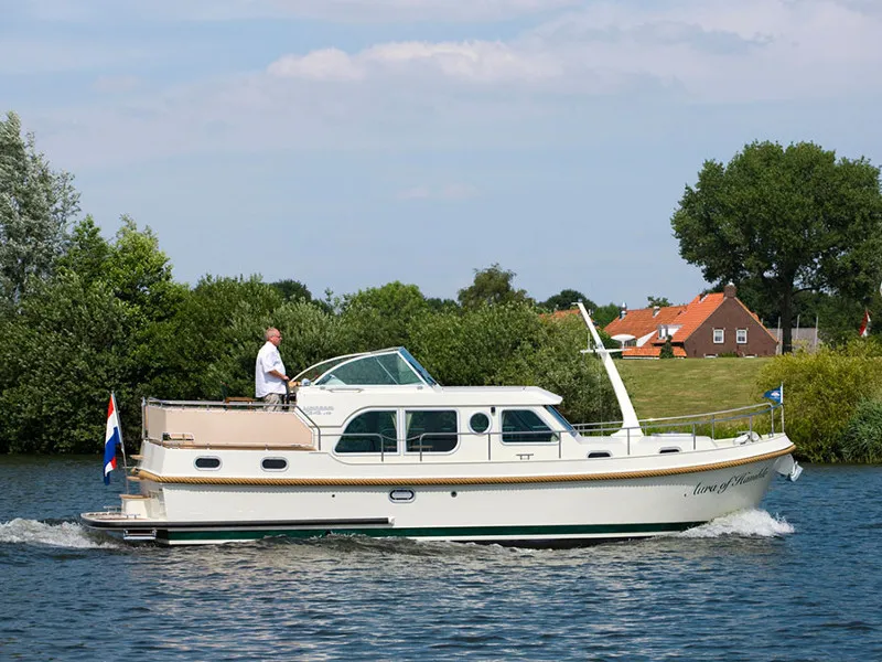 Exterior view of 349GS-7, a Linssen Grand Sturdy 34.9 motorboat at Dompierre-sur-Besbre, France