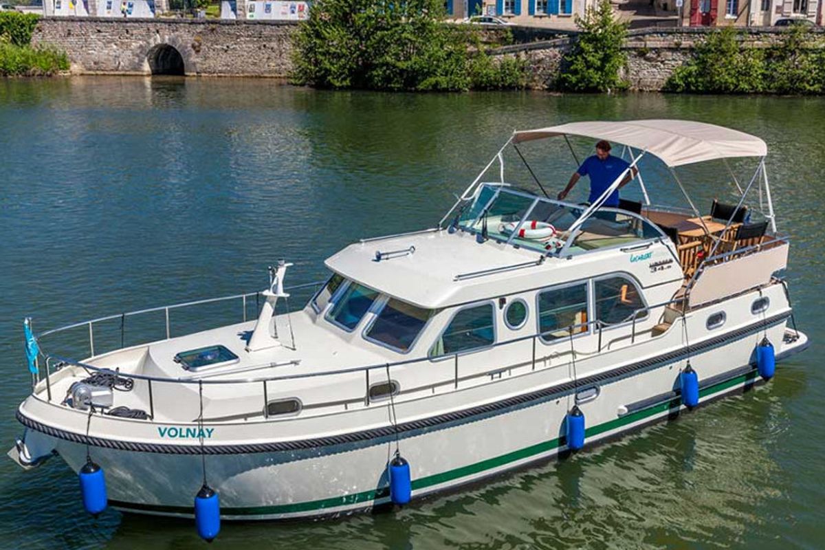Exterior view of 349GS-7, a Linssen Grand Sturdy 34.9 motorboat at Dompierre-sur-Besbre, France