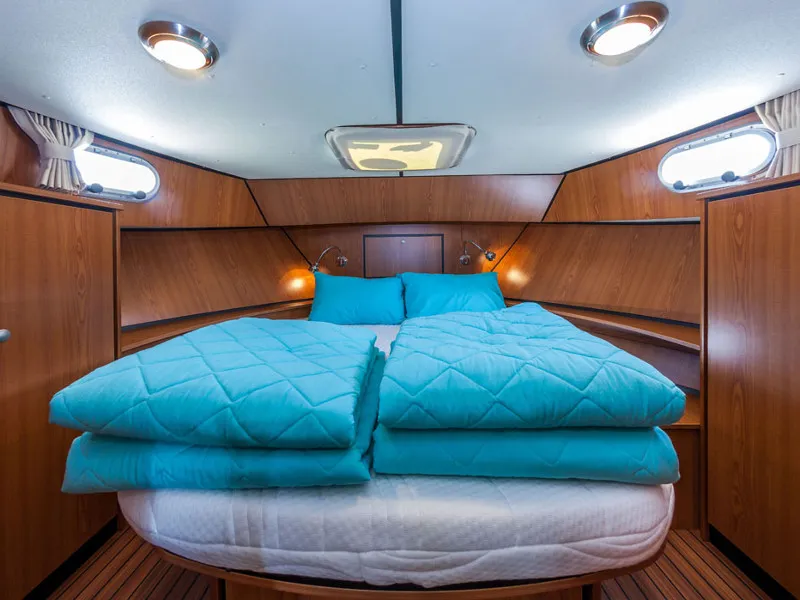 Cabin on 349GS-7, a Linssen Grand Sturdy 34.9 motorboat at Dompierre-sur-Besbre, France