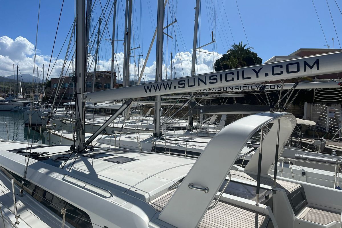 Exterior view of Senza Ostacoli, a Beneteau Oceanis 46.1 sailboat at Tonnarella, Italy