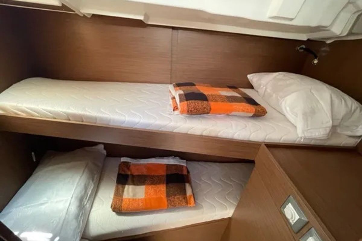 Cabin on Senza Ostacoli, a Beneteau Oceanis 46.1 sailboat at Tonnarella, Italy