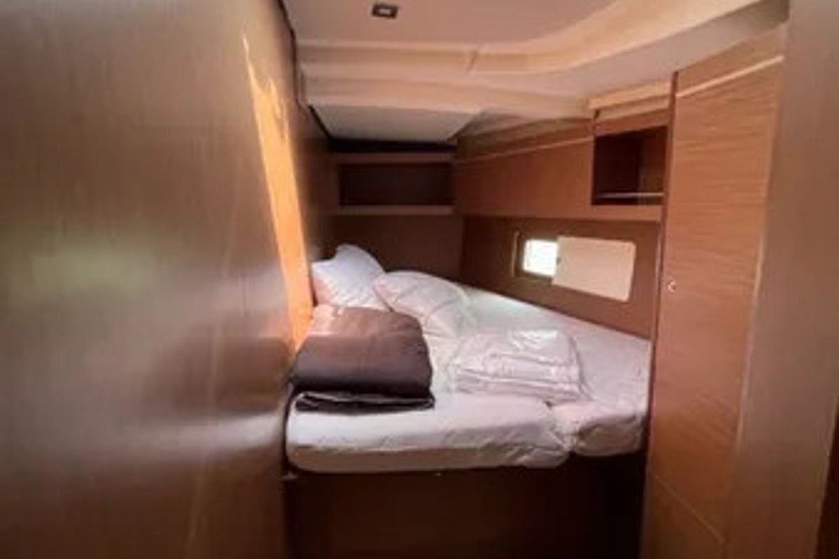Cabin on Senza Ostacoli, a Beneteau Oceanis 46.1 sailboat at Tonnarella, Italy