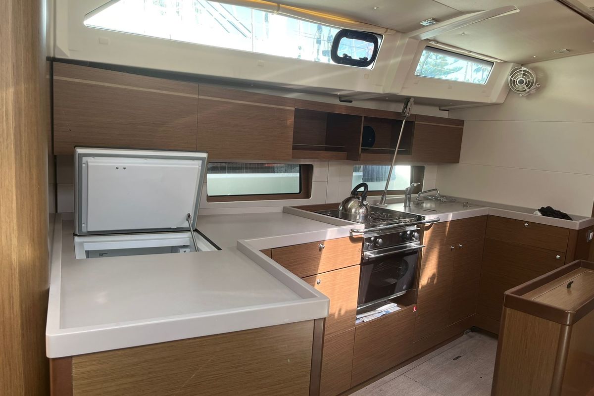 Galley of Senza Ostacoli, a Beneteau Oceanis 46.1 sailboat at Tonnarella, Italy