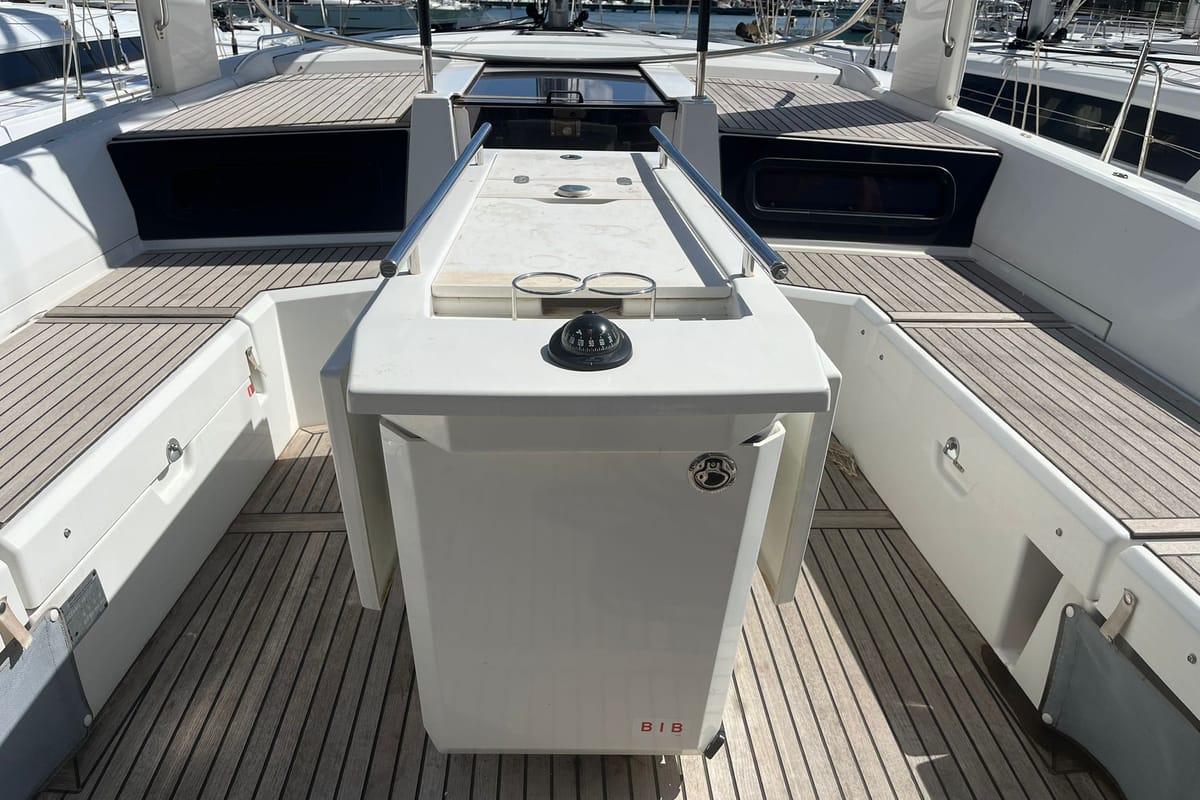 Deck of Senza Ostacoli, a Beneteau Oceanis 46.1 sailboat at Tonnarella, Italy