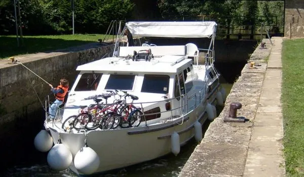 2502, a America America 43 motorboat at Savoyeux, France