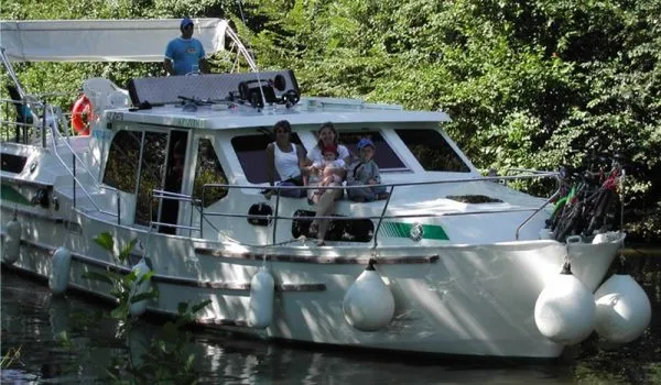 2502, a America America 43 motorboat at Savoyeux, France