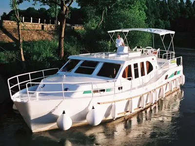 2502, a America America 43 motorboat at Savoyeux, France