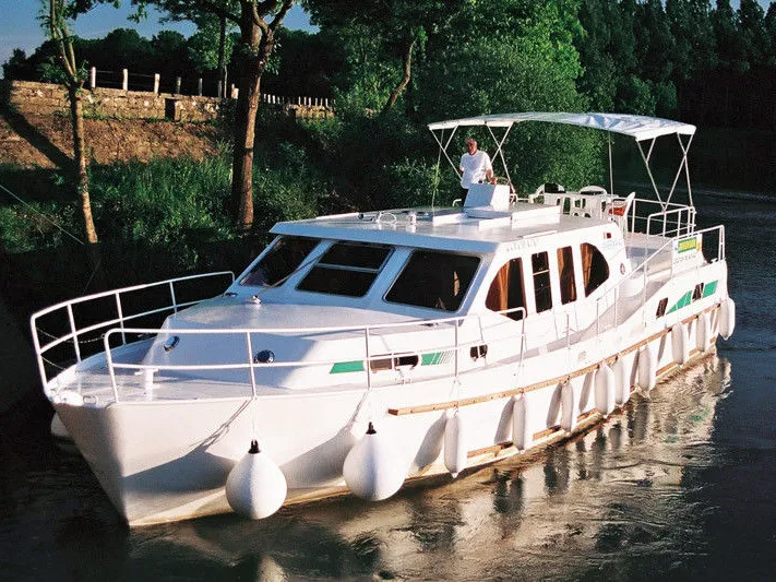 2502, a America America 43 motorboat at Savoyeux, France