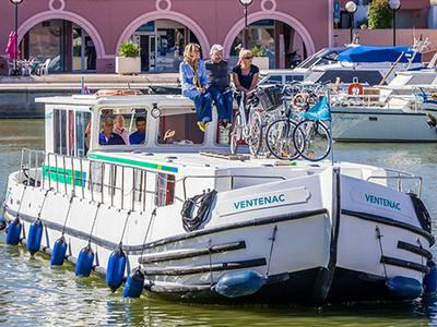Exterior view of 1500R-14, a Pénichette 1500R motorboat at Dompierre-sur-Besbre, France
