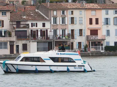 Salon of Cirrus B - Budget 23, a Gulet Cirrus B motorboat at Saint-Gilles, France