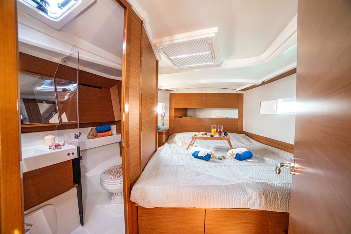 Cabin on Marianna, a Jeanneau Sun Odyssey 410 sailboat at Gouvia, Greece
