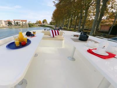 Deck of Vision4 - Comfort Plus 8, a Cygnet Vision 4 motorboat at Migennes, France