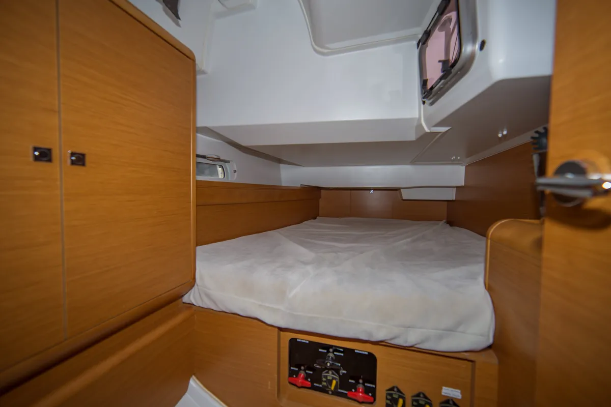 Cabin on Leonidas, a Jeanneau Sun Odyssey 409 sailboat at Marina Delta Kallithea, Greece