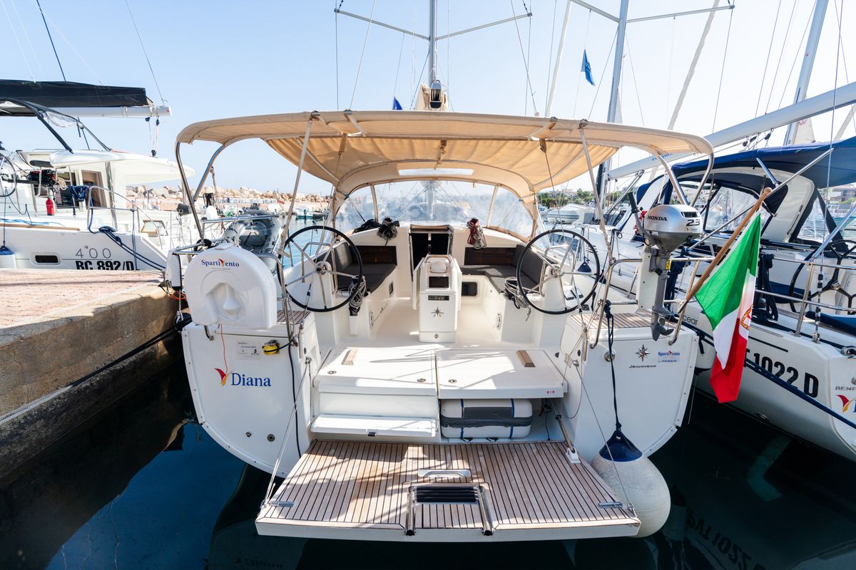 Exterior view of Diana - Standard line, a Jeanneau Sun Odyssey 440 sailboat at Tonnarella, Italy