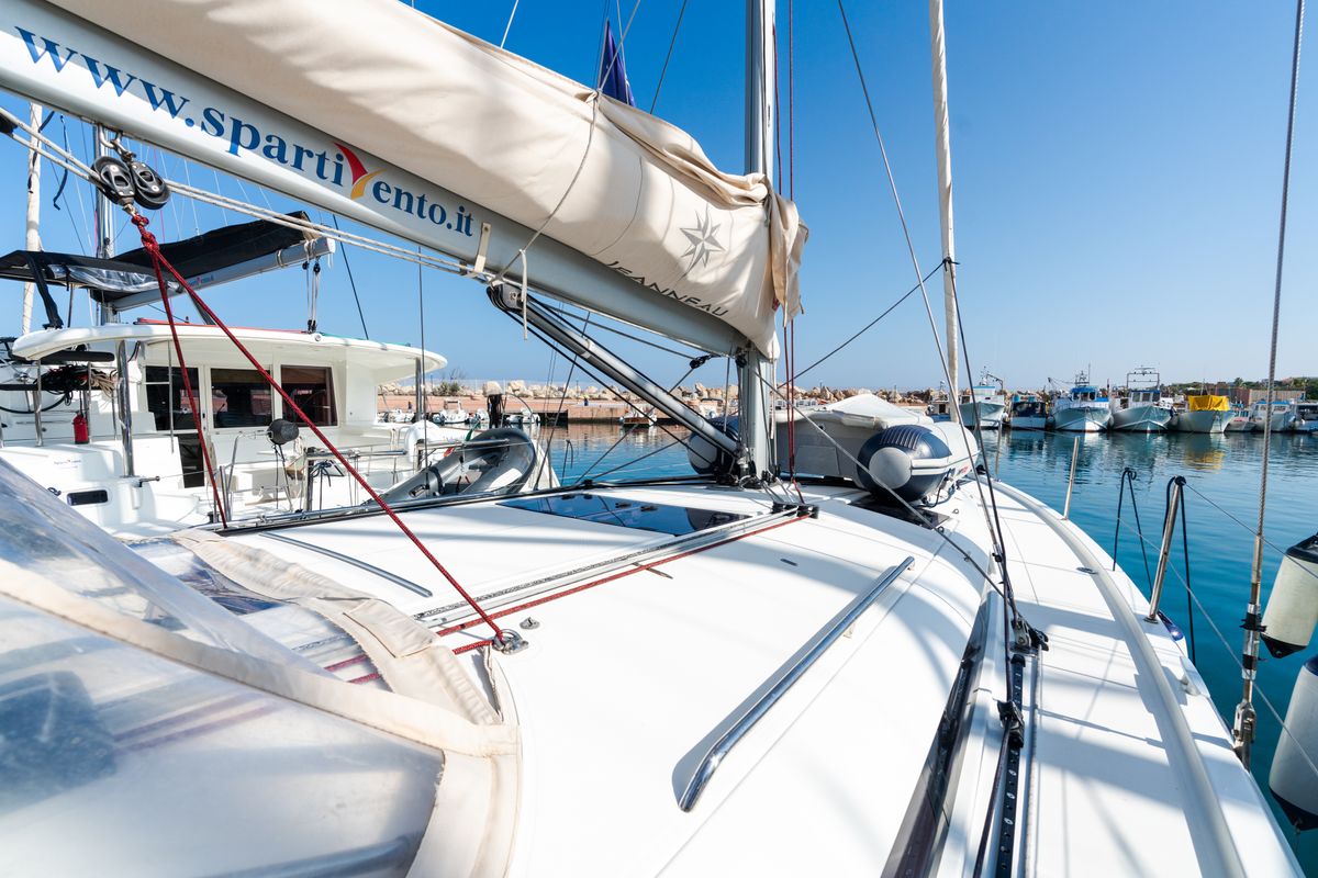 Deck of Diana - Standard line, a Jeanneau Sun Odyssey 440 sailboat at Tonnarella, Italy