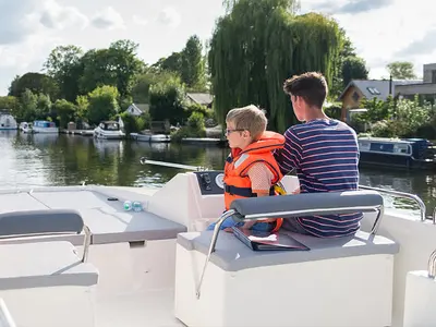 Cockpit of Horizon 4 - Premier 8, a Cygnet Horizon 4 motorboat at Portiragnes, France