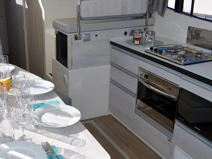 Galley of Horizon 4 - Premier 8, a Cygnet Horizon 4 motorboat at Portiragnes, France