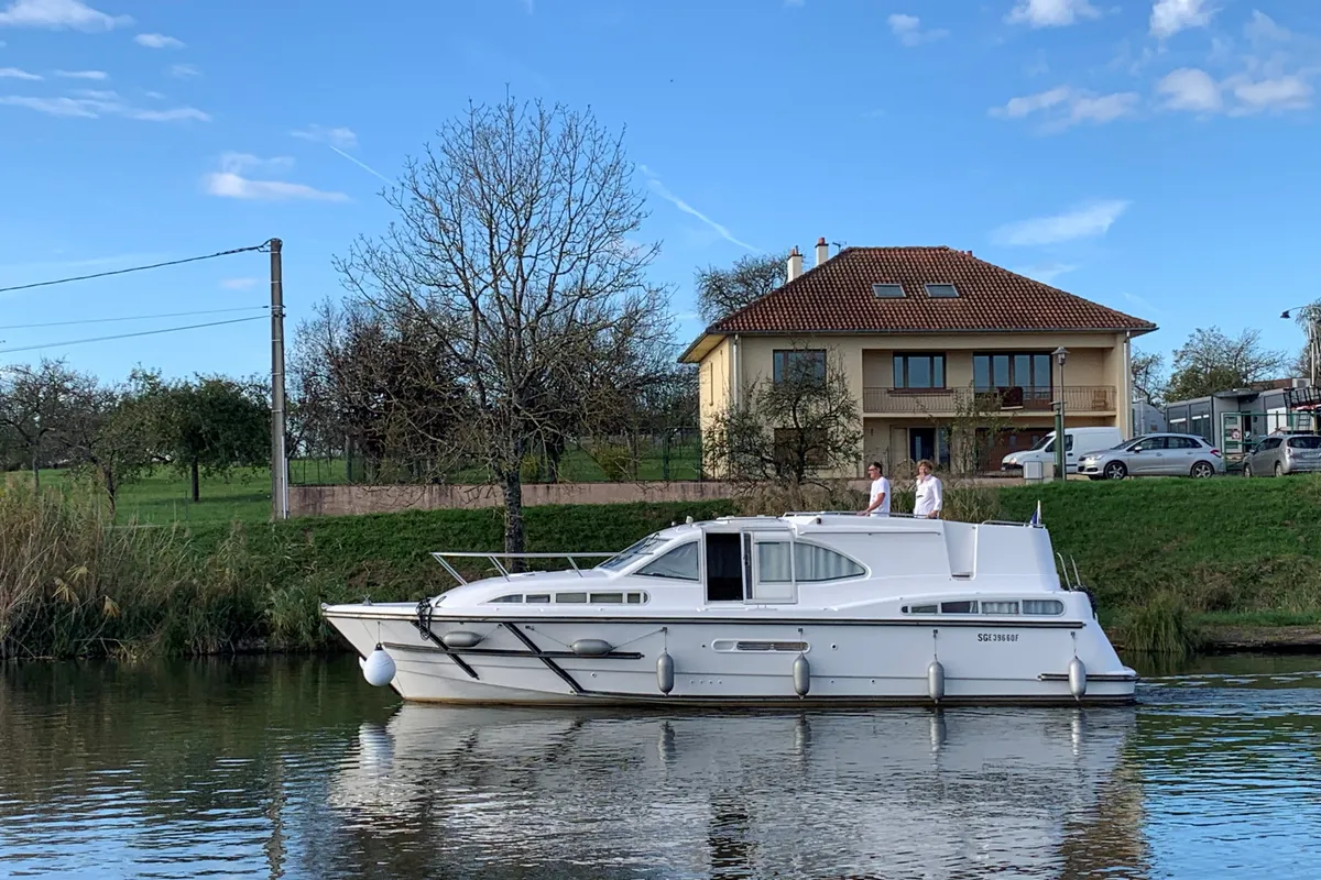 2402, a Haines Haines 38 motorboat at Mittersheim, France