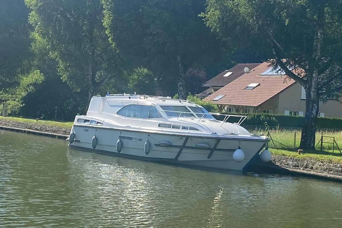 2402, a Haines Haines 38 motorboat at Mittersheim, France