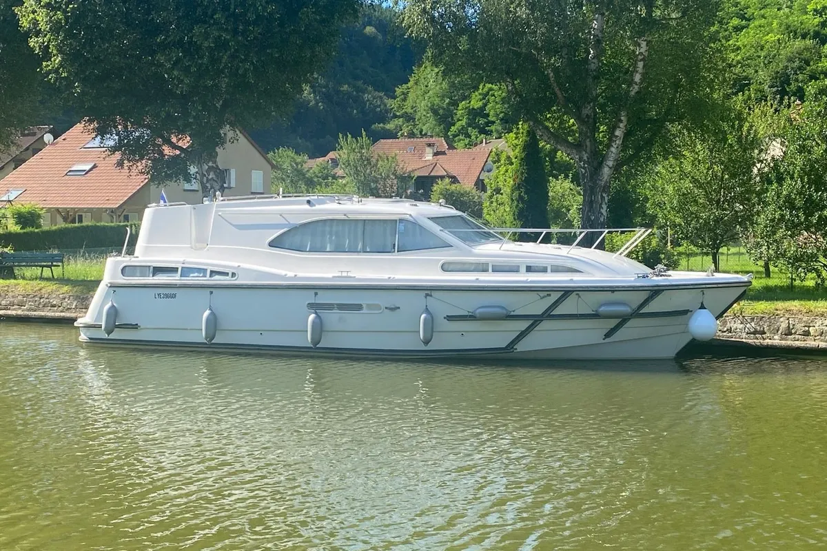 2402, a Haines Haines 38 motorboat at Mittersheim, France