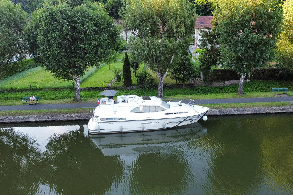 2402, a Haines Haines 38 motorboat at Mittersheim, France