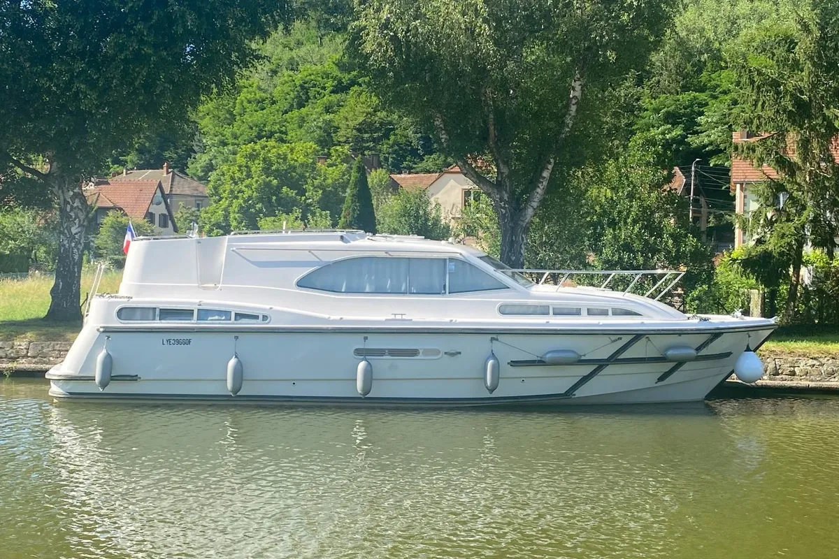 2402, a Haines Haines 38 motorboat at Mittersheim, France