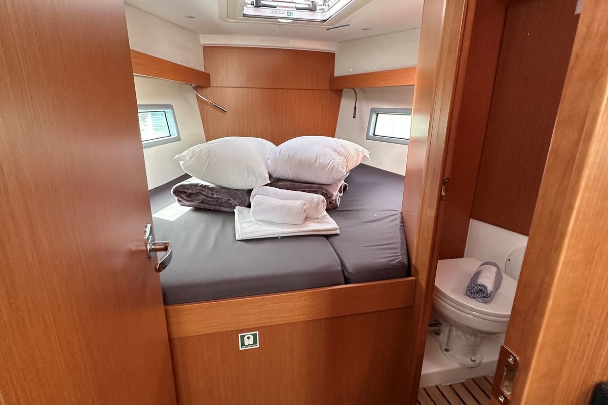 Salon of S/Y Sienna, a Bavaria C38 sailboat at Athens, Greece