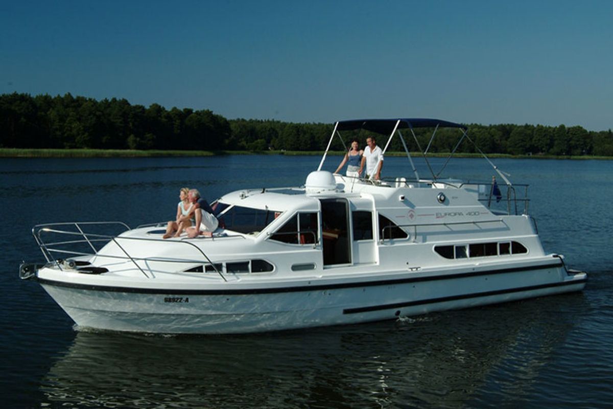 Exterior view of E400-28, a Pénichette Europa E.400 motorboat at Fürstenberg/Havel, Germany
